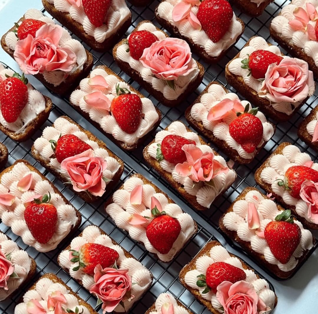 Gourmet Brownie Box | Rich Fudgy Chocolate Brownies 6 PCS