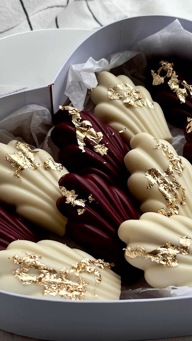 French Madeleines Box | Buttery Shell-Shaped Cakes 18 PCS